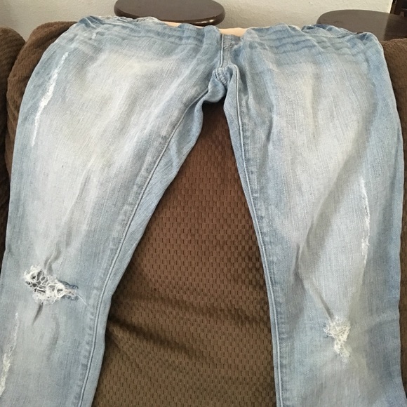 Distressed maternity jeans