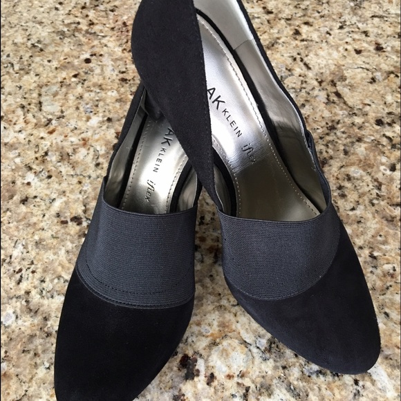 Anne Klein black suede Pumps