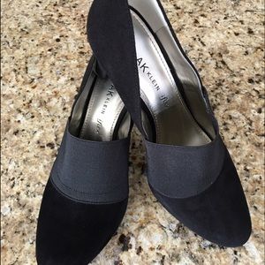 Anne Klein black suede Pumps