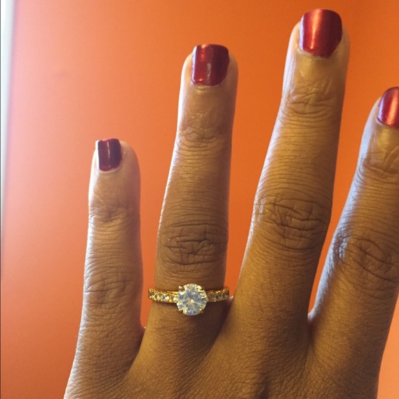 Round cut diamond ring