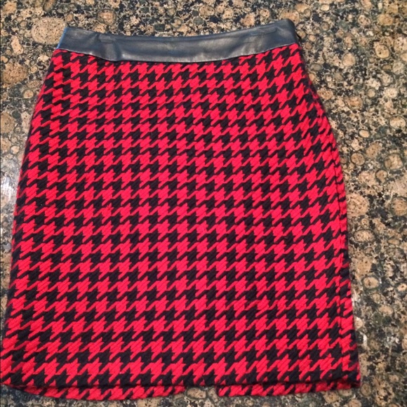 Houndstooth pencil skirt