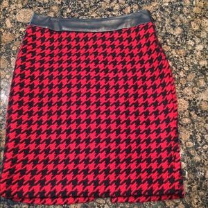Houndstooth pencil skirt