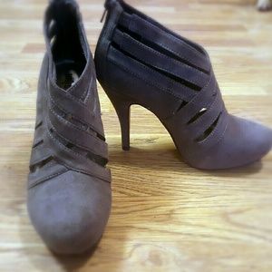 UNLISTED Grey suede booties