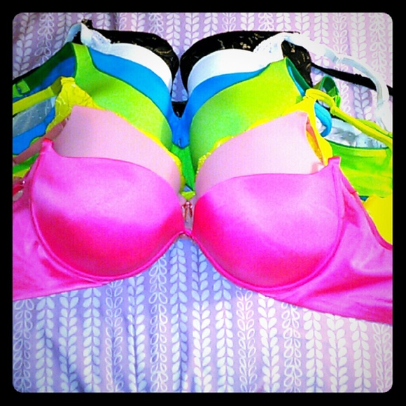 7 Victoria's Secret bras