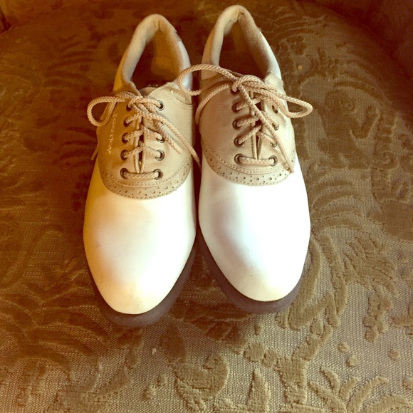 Women's golf shoes