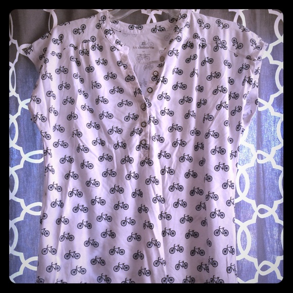 ✨Last Chance✨Liz Claiborne Bike Shirt🚴