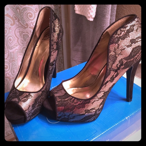 Elegant lace heels