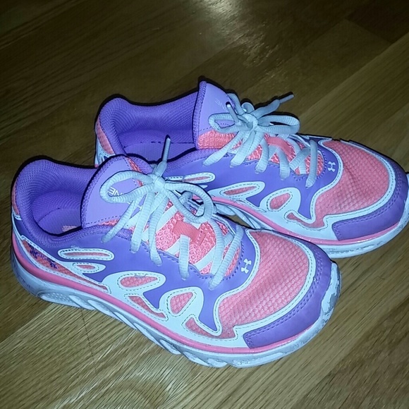 Girls athletic shoes