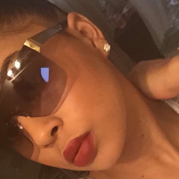 Gucci shades 🕶😎 - Picture 3 of 3