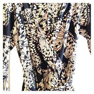 Mid-length dress in black and cream.