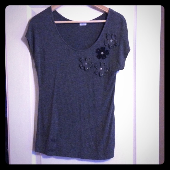 Gray top with flower design 💋