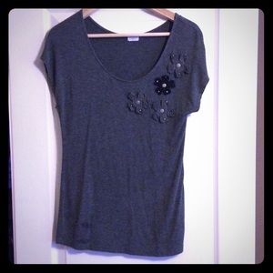 Gray top with flower design 💋