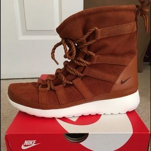 WMNS ROSHE ONE HI SUEDE- rust color
