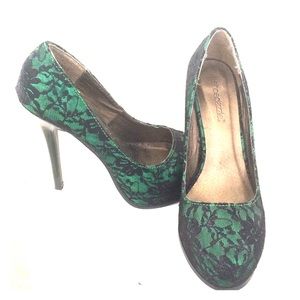 Size 7; never been worn, in perfect condition.