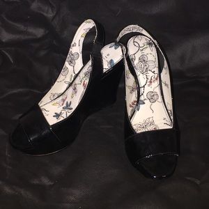 Alice+Olivia Open-Toe Black Wedges. Size 7. NEW