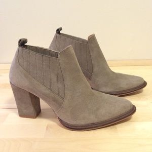 Perfect ZARA Grey Suede Heel booties!