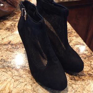 Jessica Simpson - Shauna. 😍 black suede + lace