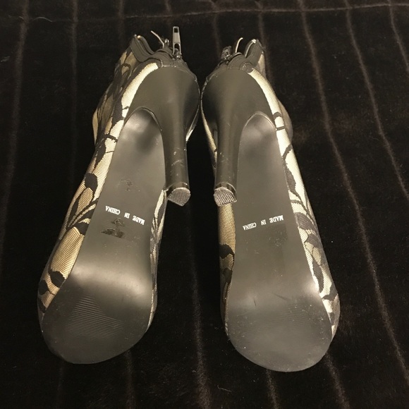 LAST CALL ๐ Black Booties - Picture 2 of 2