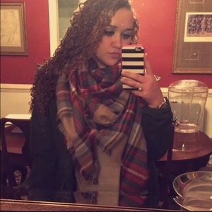 Meet your Posher, Emi