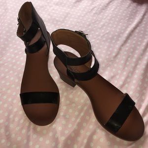 ❤️FINAL DISCOUNT❤️Lucky Brand sandals with buckles