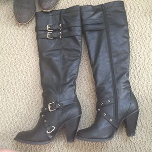 Black heeled boots