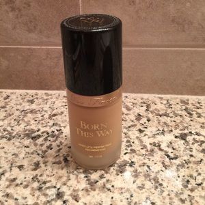 Too Faced Born This Way - Porcelain