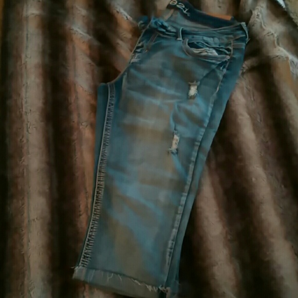 Distressed capri jeans