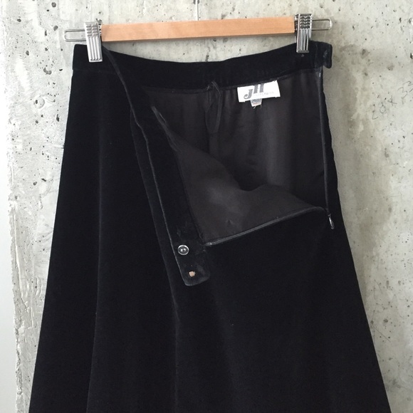 Vintage A line black velvet skirt. - Picture 4 of 4