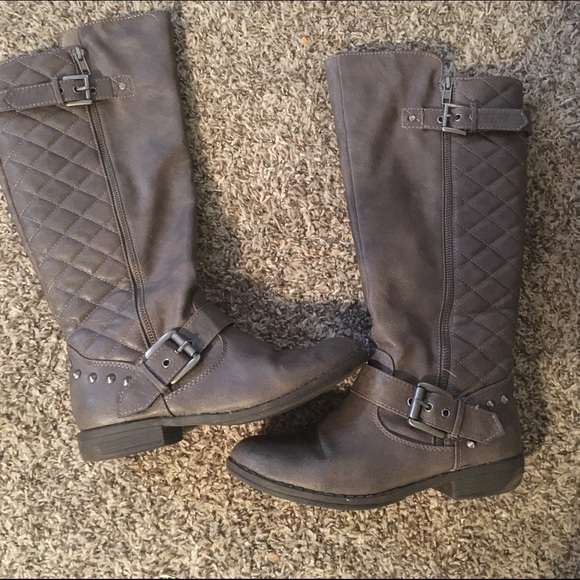 Grey boots