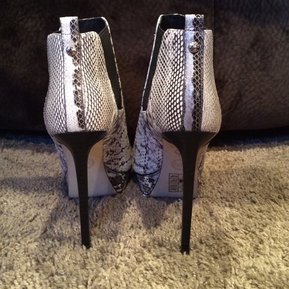 MK Meadow Genuine Snakeskin Leather Bootie. - Picture 2 of 4