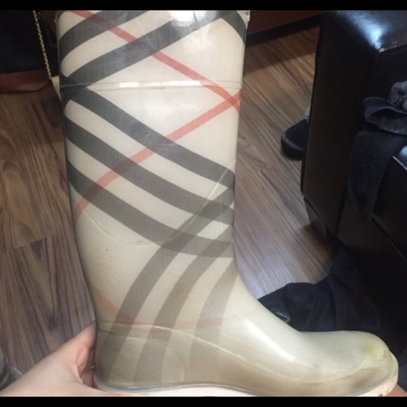🎉1 hour sale!!🎉 Burberry white rain boots sz 9