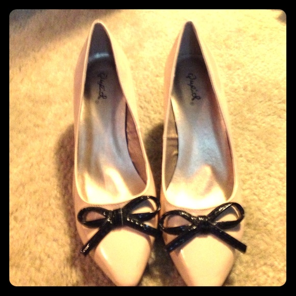 NWOT tan low heels with black bows