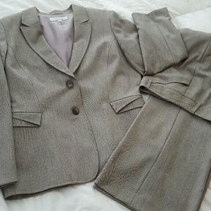 Tahari Classic Woman pant suit Like New Size 16