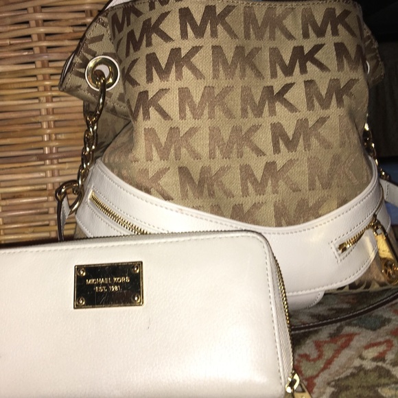 Cream and tan purse and matching wallet.