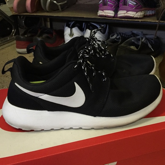 Nike Shoes - Nike Roshe Run