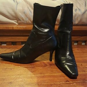 Cute black ankle boots, inside zip
