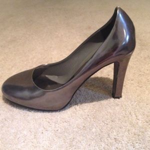Theory metallic grey pumps