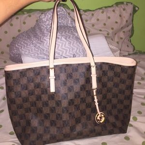Micheal Kors tote laptop compartment