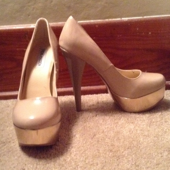 Nude pumps