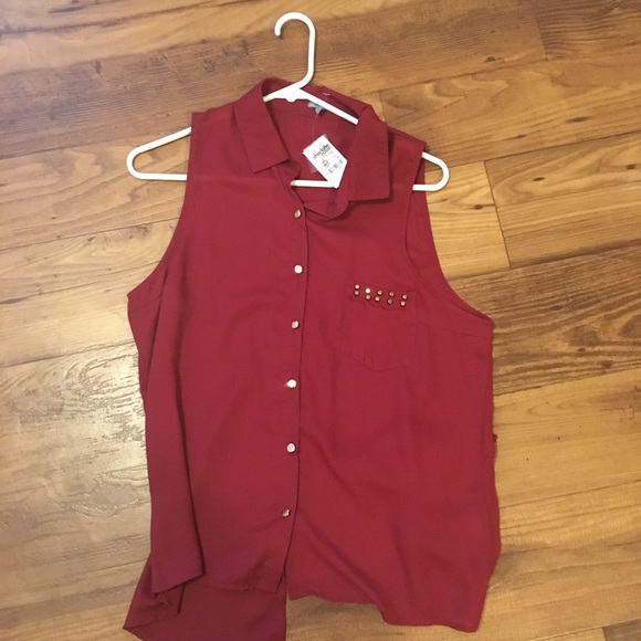 Sleeveless button up shirt, with metal studs