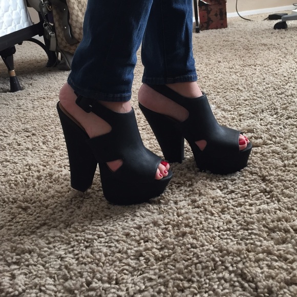 Steve Madden Shoes - Steve Madden black wedged heels