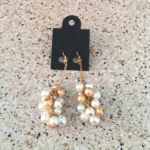 Jewelry - Elegant Pearl with gold accent necklace & earrings