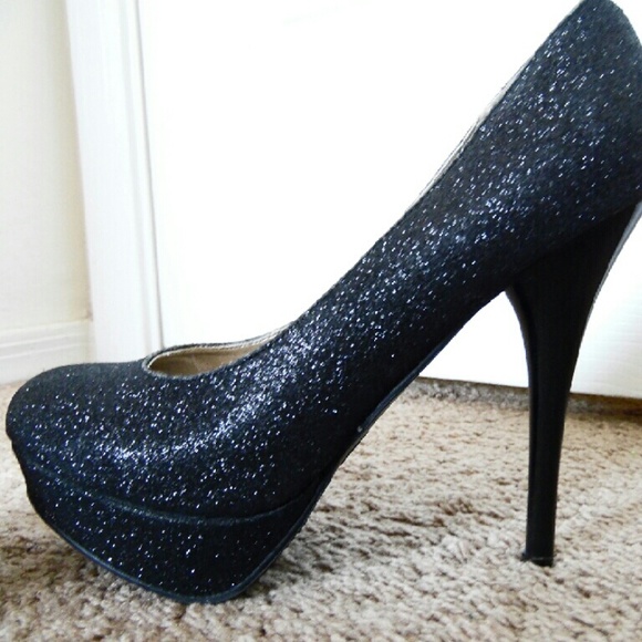 Women's black glitter pumps