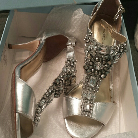 Shoes shoes- good condition except for bottom