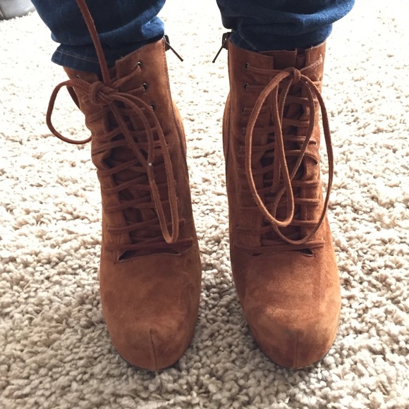 Suede cognac brown booties