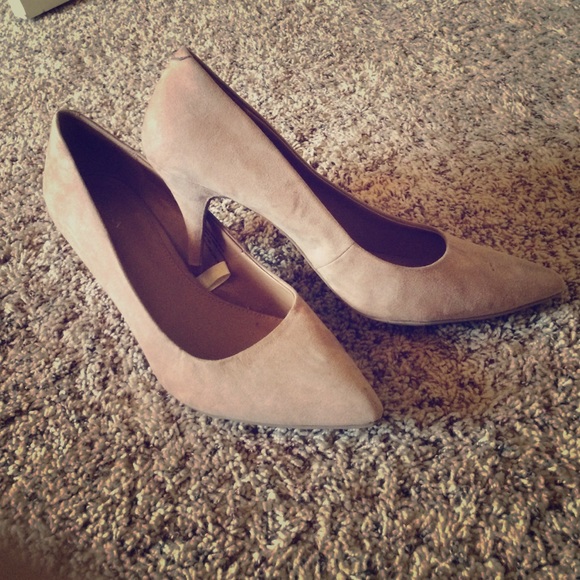 Merona Shoes - Tan suede pumps size 11