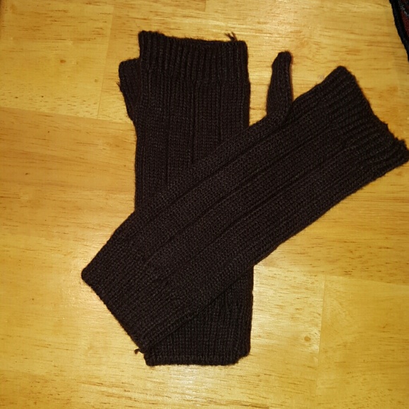 Fingerless brown knit gloves