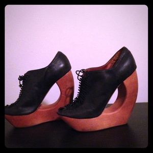 Sonic Boomerang Wedge - Jeffery Campbell
