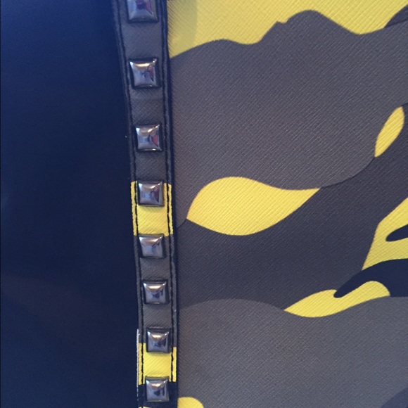 Gianni Bini large purse Clear out sale 💫💫 - Picture 2 of 3