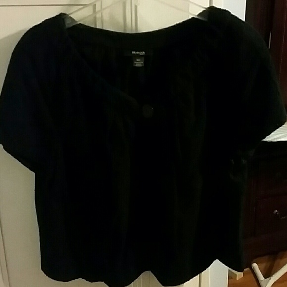 Eyelet jacket with button closure